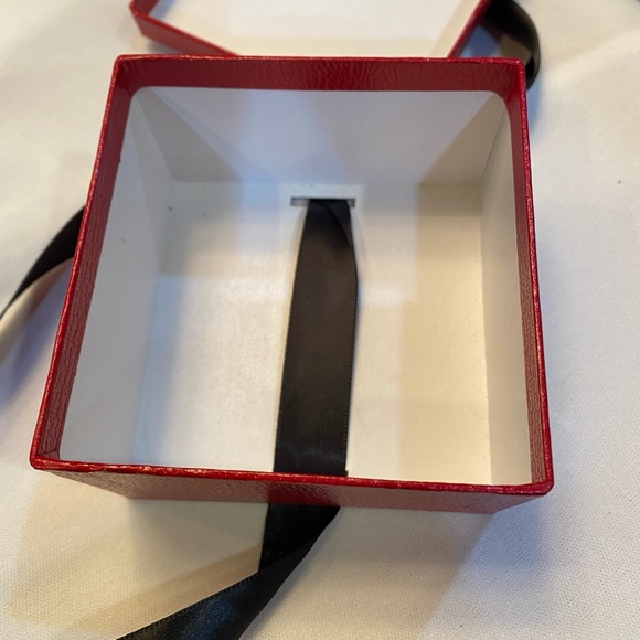 Lee Michael jewelry box.  Red great condition 3 1/2 square - Picture 3 of 7